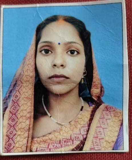 She stabbed her son in the stomach with scissors, then left home after being scolded by her husband... his body was found in the river.