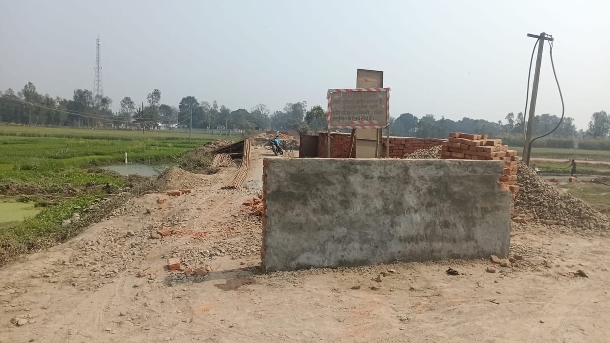 Construction of the incomplete Madhotanda-Pilibhit road begins after the bridges were cut off by floods.