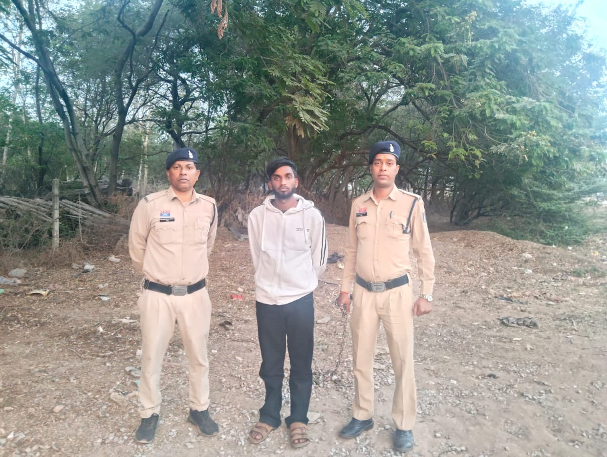 Minor niece along with friends steals from uncle house police arrest all three accused in Durg