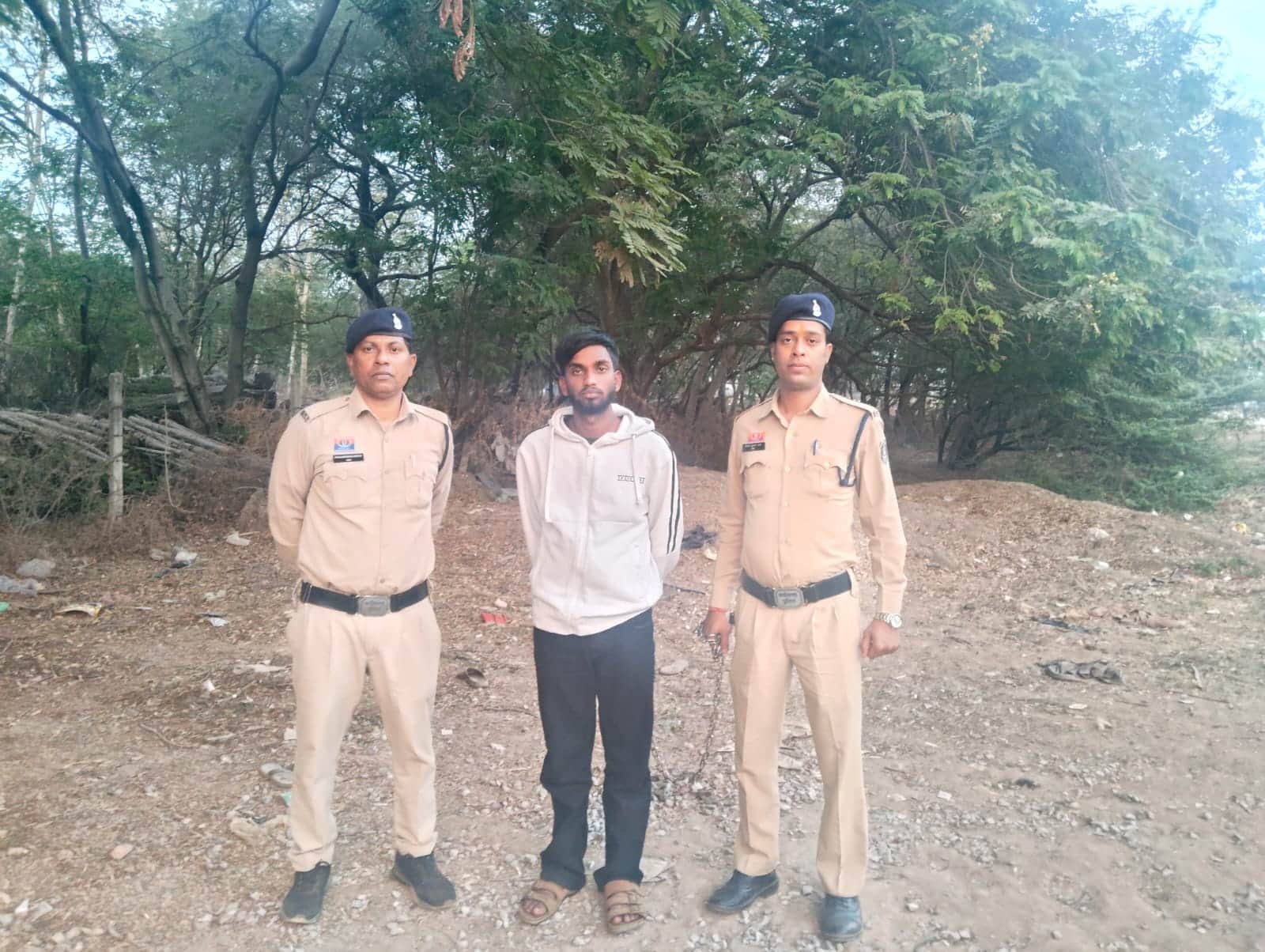 पुलिस की गिरफ्त में आरोपी