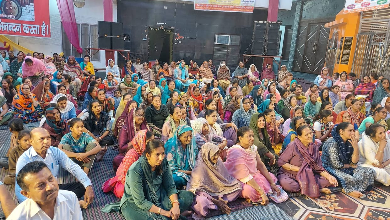 On the second day of the 32nd annual festival of Shri Geeta Mandir, the pandal resounded with bhajans.