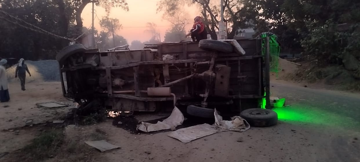 Pickup collided with an electric pole, driver injured, villagers looted chicken