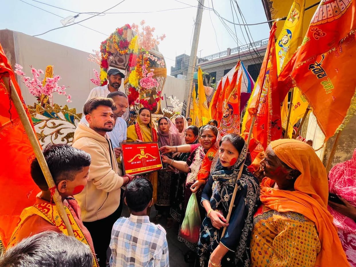 Baba Shyam's kirtan was performed on the occasion of Falgun Mahotsav fair.