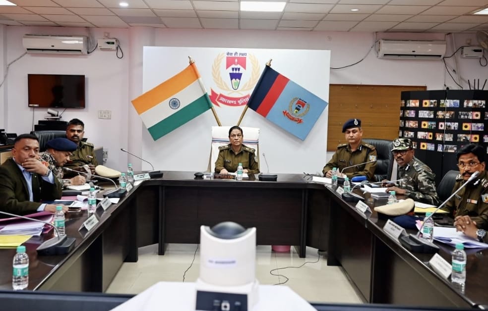 पुलिस मुख्यालय में पुलिस अधिकारियों के साथ बैठक करती डीजीपी
