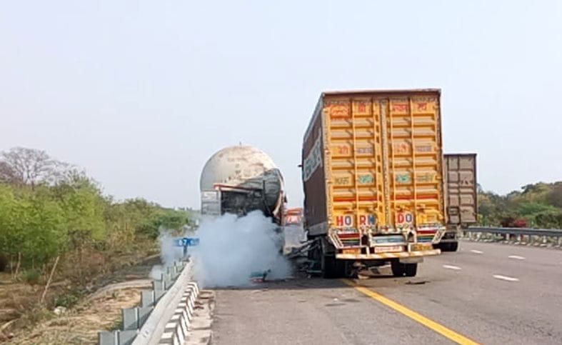 पूर्वांचल एक्सप्रेस वे पर हलियापुर के रामपुर बबुवान के पास टैंकर से हो रहा गैस रिसाव। स्रोत-यूप