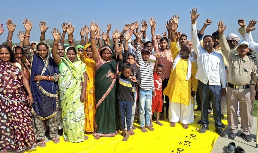 Villagers demonstrated to convert the ravine into a paved road.