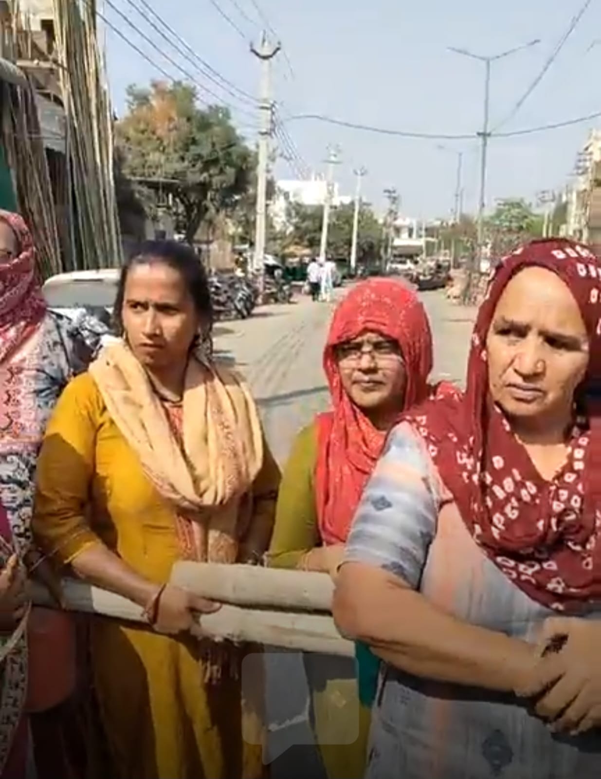 Women took to the streets against contaminated drinking water supply, blocking Padav Chowk for an hour