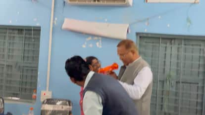 President Urmila Saket protested by making the CEO wear a BJP badge.