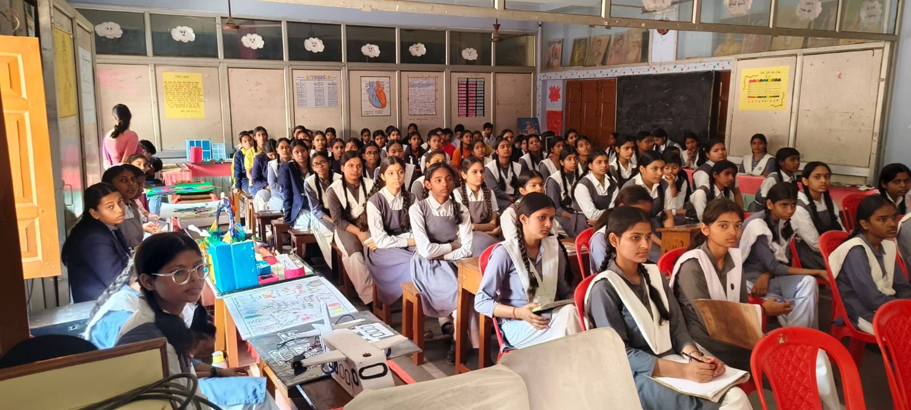  रामराजी बालिका सरस्वती विद्या मंदिर इंटर कॉलेज में संगोष्ठी में मौजूद छात्राएं। स्रोत- शिक्षा