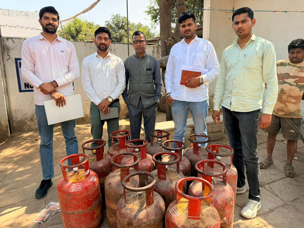 30 domestic gas cylinders seized in Kosli, Bareilly and Nangalmundi