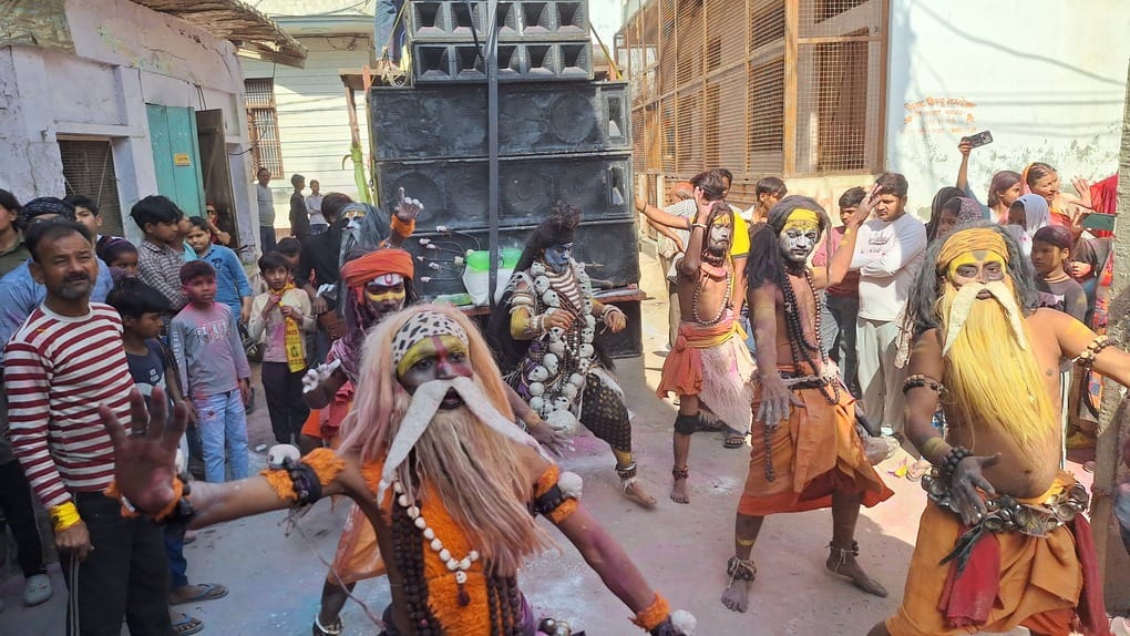 Holi is now in full swing, Krishna has come to Brij.