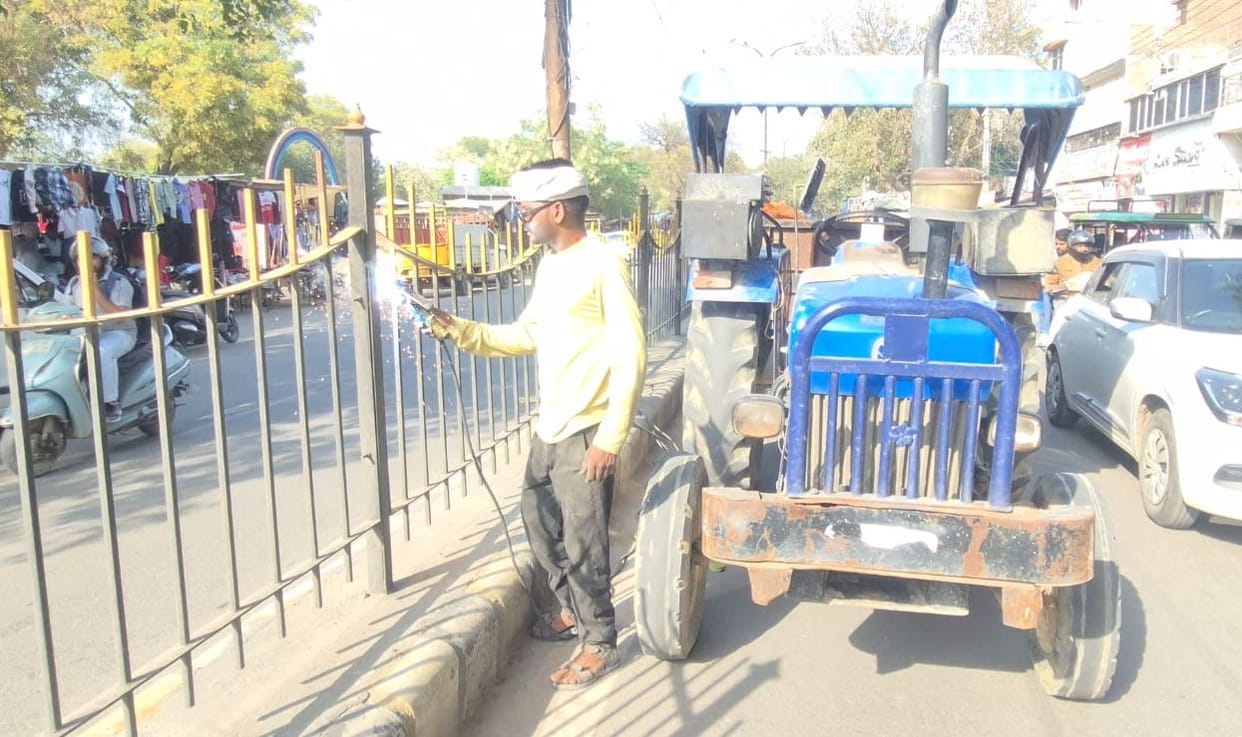 Work to repair the broken railing of the divider of Circular Road has started.