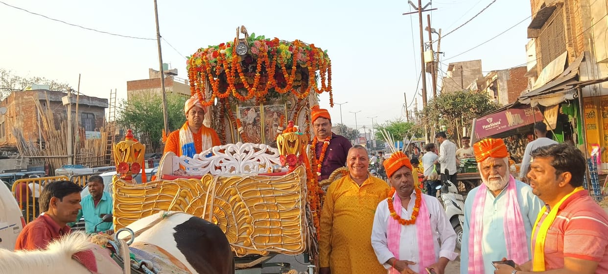 Abir-gulal was thrown in abundance during Radha Krishna's procession.