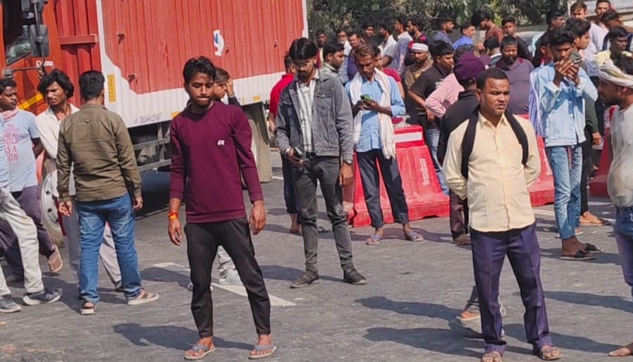 unknown vehicle ran over schoolgirl killing her on spot angry villagers blocked road in Muzaffarpur