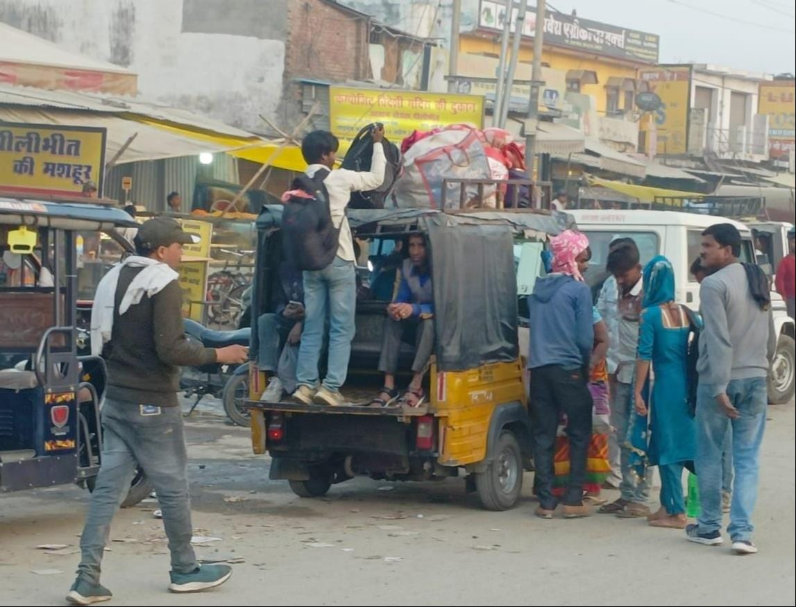 Buses were not available, illegal drivers were driving at full speed on the Bisalpur-Puranpur route.
