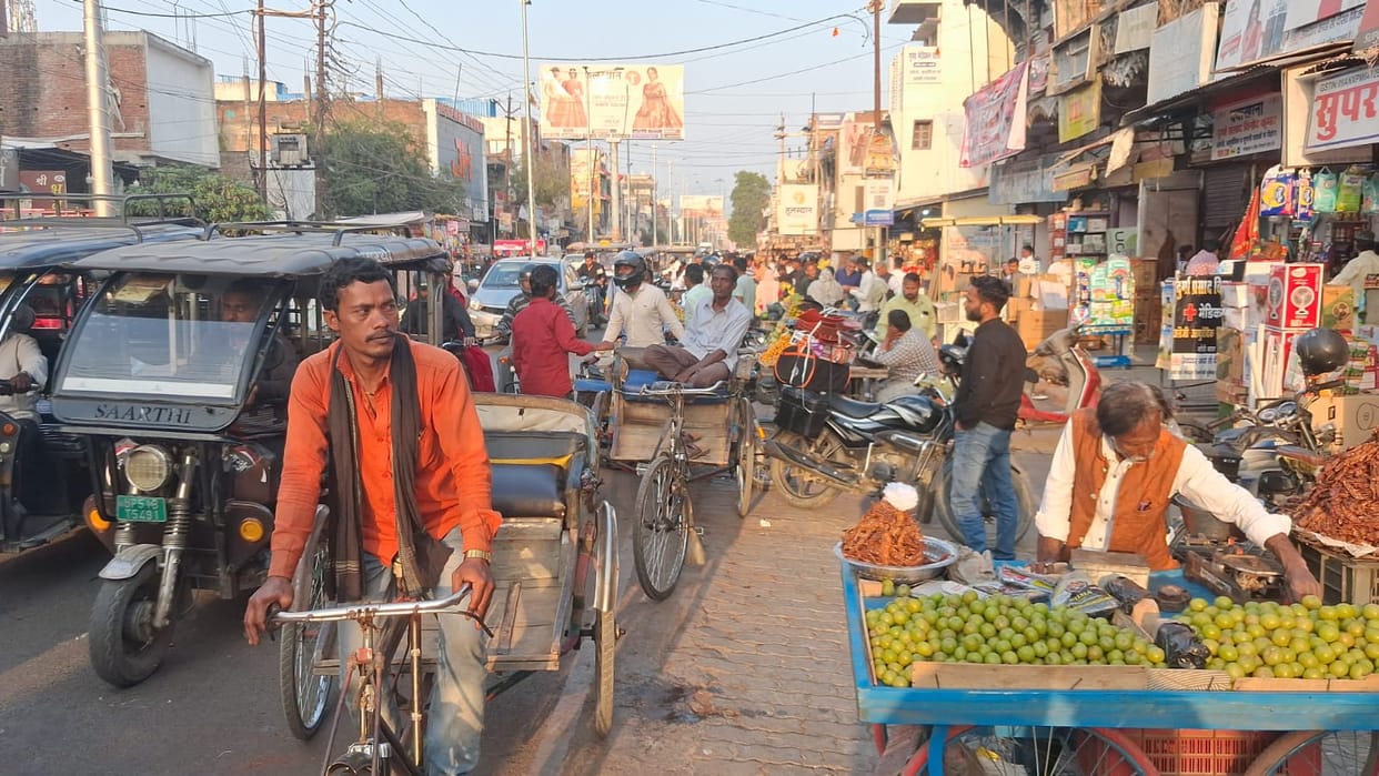 The system is out of control: footpaths are occupied, vehicles are crawling on the road.