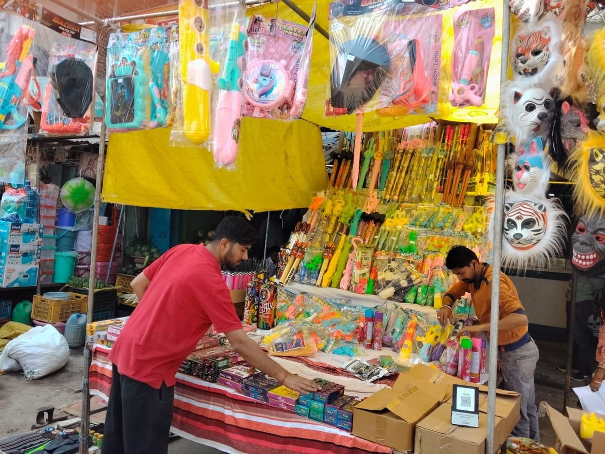 Gulal of 7 colors will come out from the pichkari simultaneously.