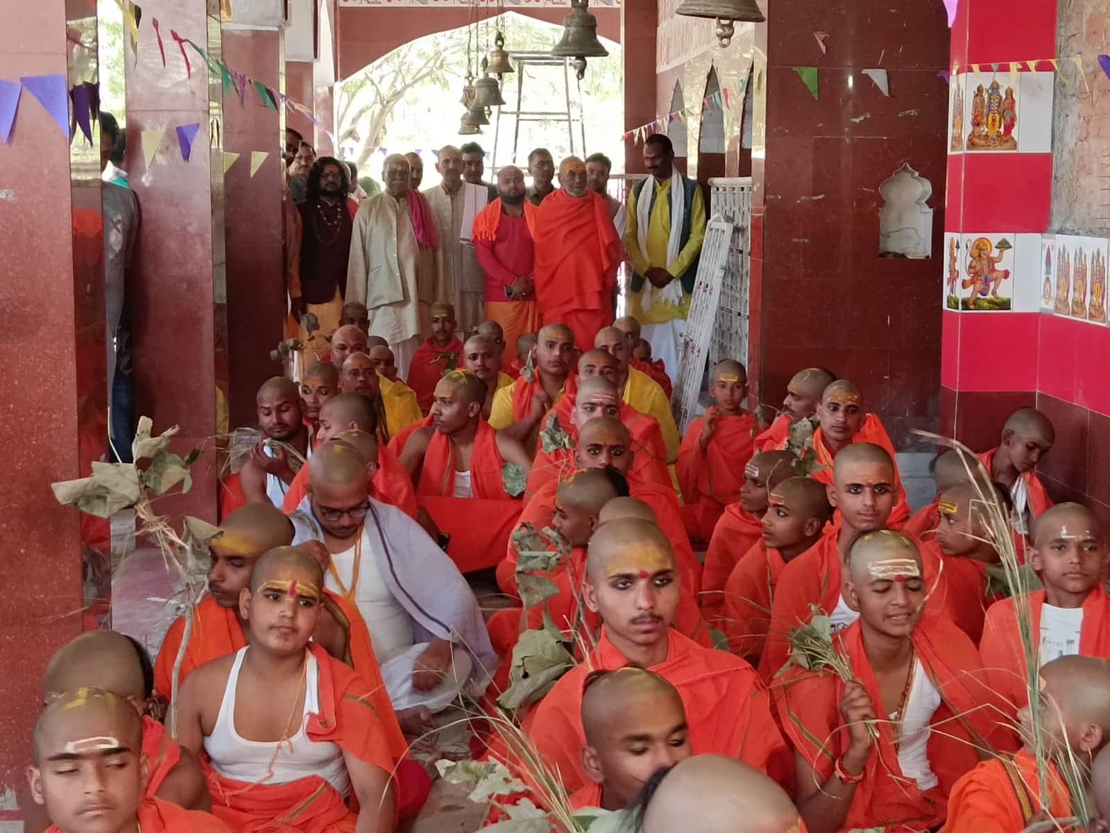  टीकरमाफी स्थित परमहंस आश्रम में आयोजित यज्ञोपवीत संस्कार में मौजूद बटुक। स्रोत: आयोजक