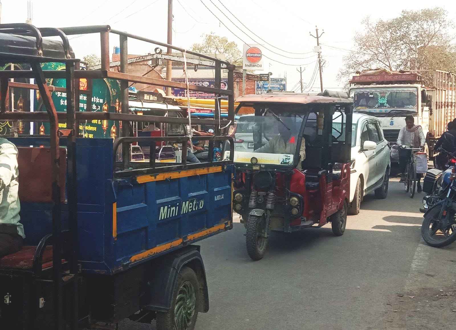 दोस्तपुर ब्लॉक चौराहे पर जाम में फंसे वाहन। -संवाद