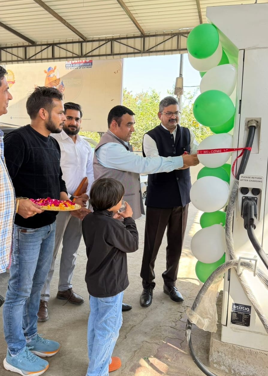 The first e-vehicle charging station in the district was inaugurated, eliminating the worry of long drives.