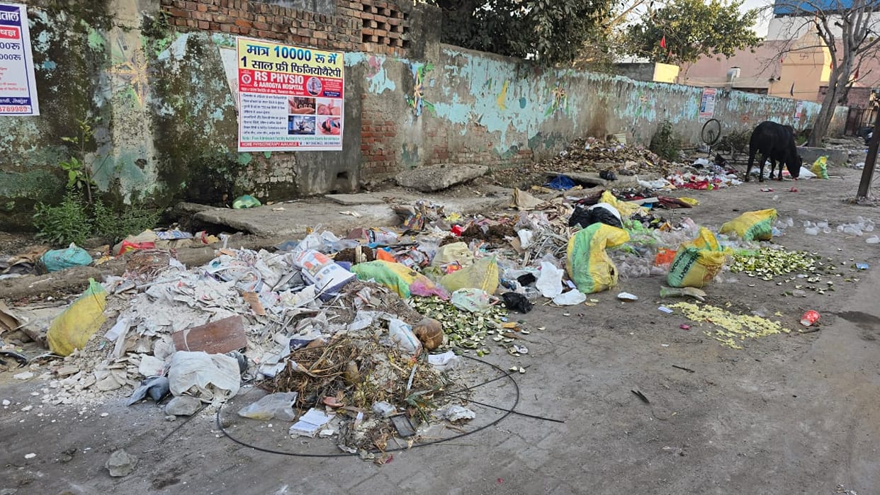 The tender for cleaning the main roads has not been approved even after 6 months, now the nagar panchayat has put in a tender for four months.