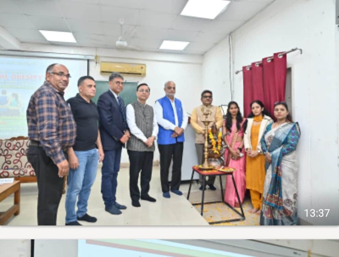 1-एमडीयू के शारीरिक शिक्षा विभाग में उपस्थित डॉ. प्रवीण मल्होत्रा व अन्य। स्रोत: चिकित्सक