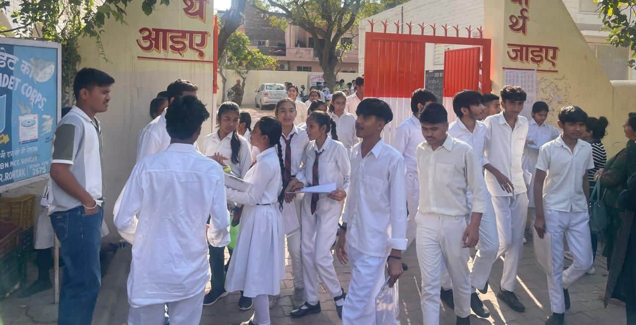 10-रोहतक के गांधी कैंप राजकीय कन्या वरिष्ठ माध्यमिक विद्यालय में परीक्षा देकर लौटते विद्यार्थी।