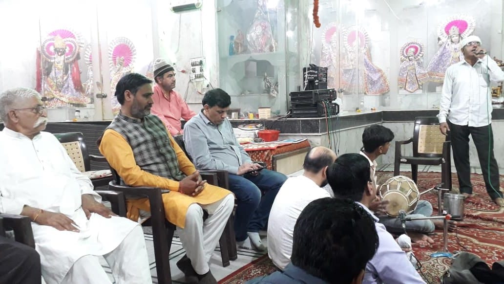 Devotees danced to hymns and played Holi with flowers.