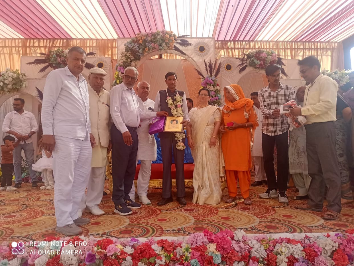 Poet Mahendra Singh retired after 31 years of service.