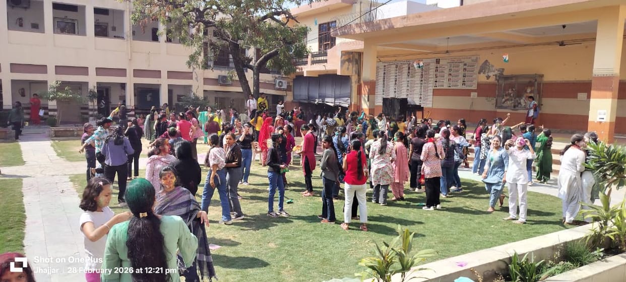 Girls played Holi in Agrasen College