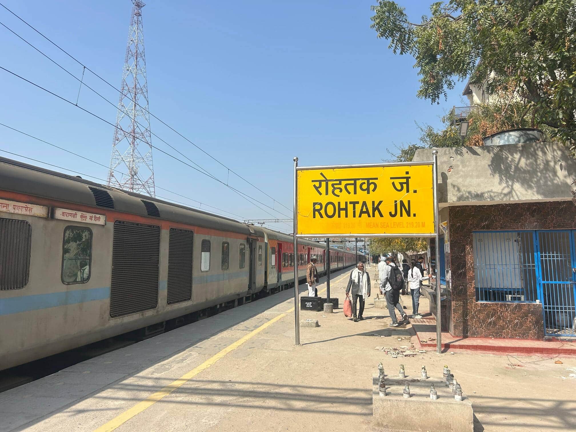 29-बहादुरगढ़ और घेवरा के बीच ब्रिज आरसीसी स्लैब के काम होने रोहतक रेलवे स्टेशन पर एक्सप्रेस ट्र