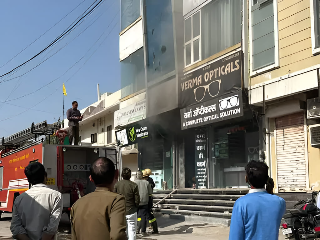 Fire breaks out in a shoe and clothing warehouse