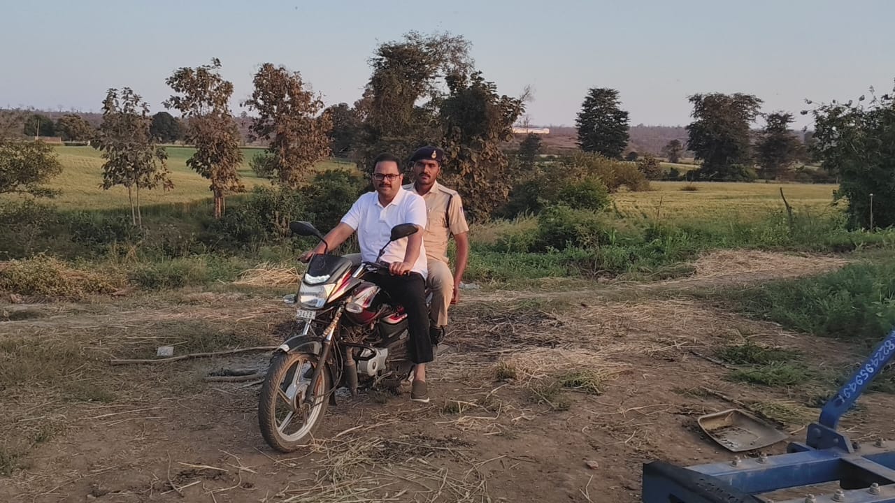 अवैध अफीम को खेती का निरक्षण करने बाइक से पहुंचे दमोह एसपी श्रुतकीर्ति सोमवंशी