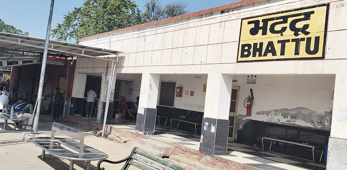 Special train halts at Bhattu Kalan on Holi