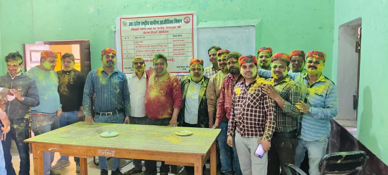 Holi was celebrated with great enthusiasm in schools and colleges, cultural programs were held in full swing.