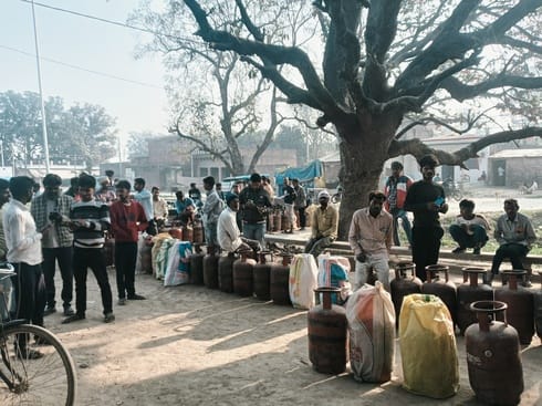 Gas cylinders are not available even on Holi, people are facing crisis.