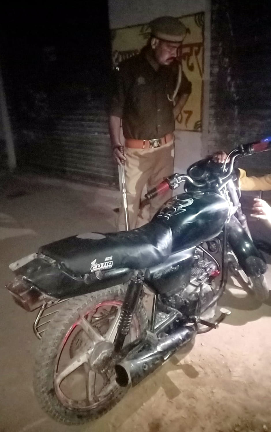 Police alert on Holi, riders abandon their bikes and flee in Chitrahat