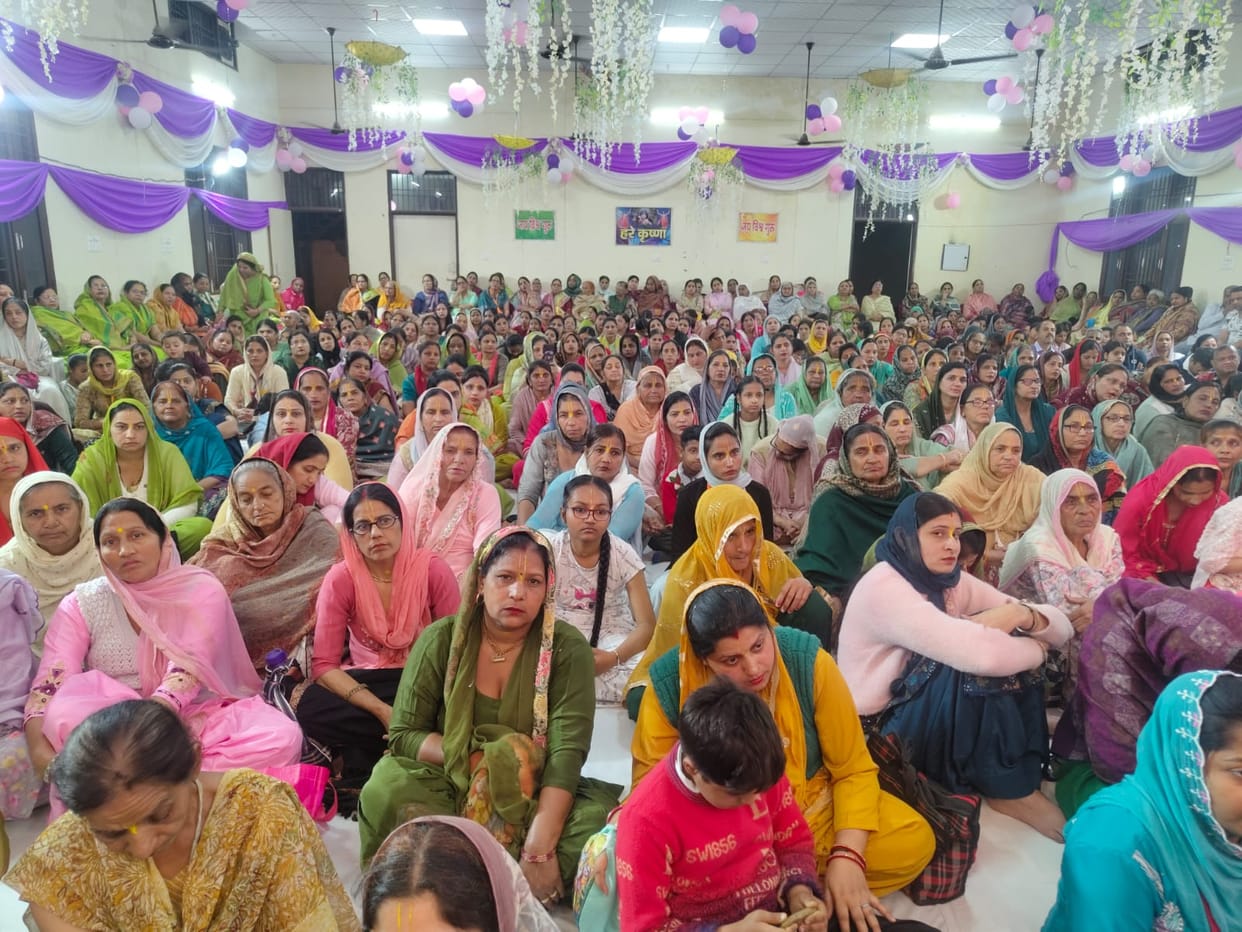 Devotees played Holi with flowers