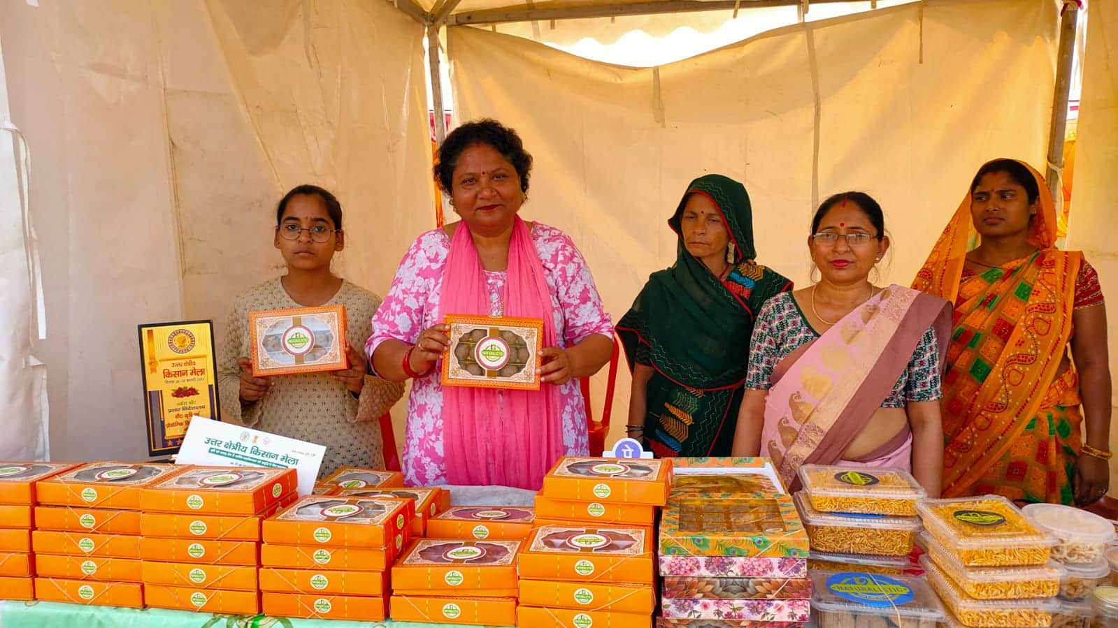 फोटो - 01 किसान मेले में उत्पाद दिखातीं अर्चना शुक्ला। स्त्रोत : स्वयं