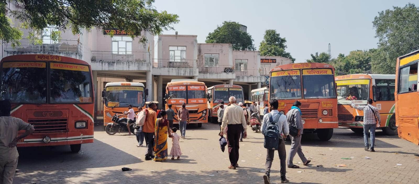 फोटो- 06 होली पर्व पर बांदा डीपो में यात्रियों को गंतव्य तक छोड़ने के लिए खड़ी बसें। संवाद