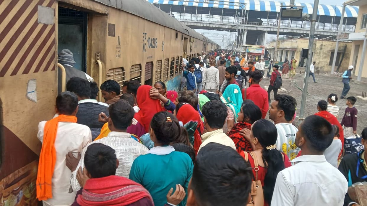 Crowds in trains ahead of Holi, scramble for seats