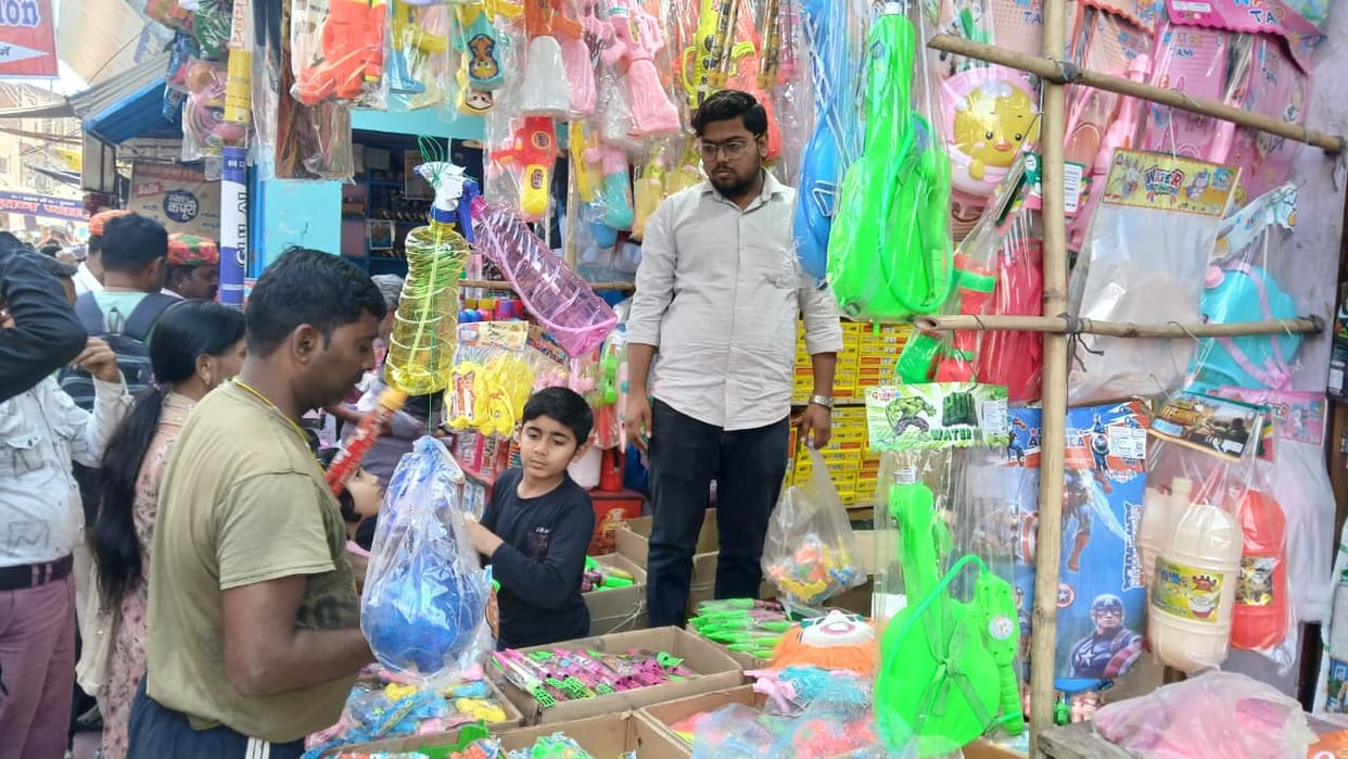 Color will come out of the hammer, beautiful masks are attracting children.