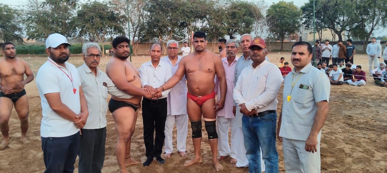 In Kamada's eleven thousand rupees wrestling match, Khuddan and Mohit were tied.