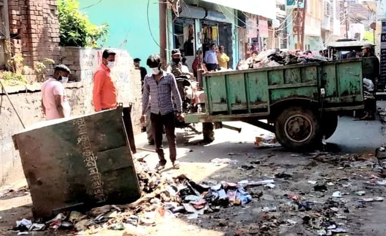 Sanitation workers postponed their strike on Holi and assurances, and got the cleaning done.
