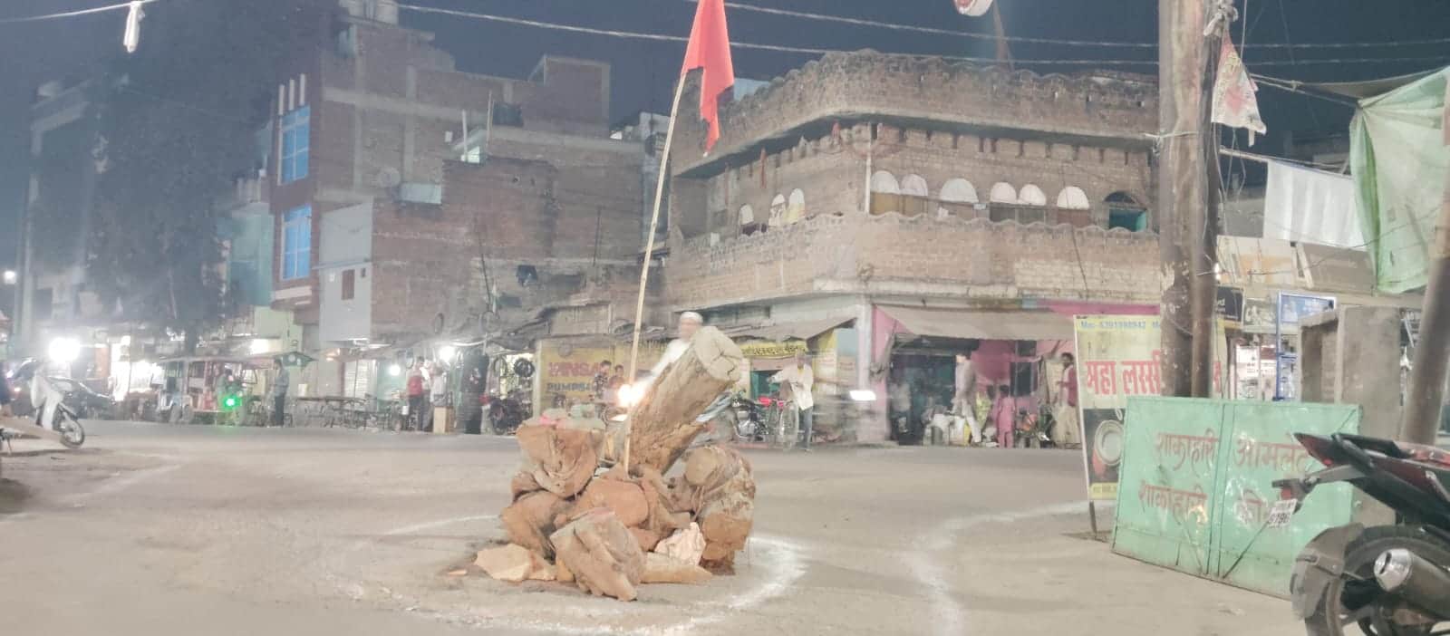 फोटो - 22 कोतवाली क्षेत्र के सट्टन चौराहे पर बिना प्लेटफार्म के होलिका दहन के लिए रखी गई लड़किय