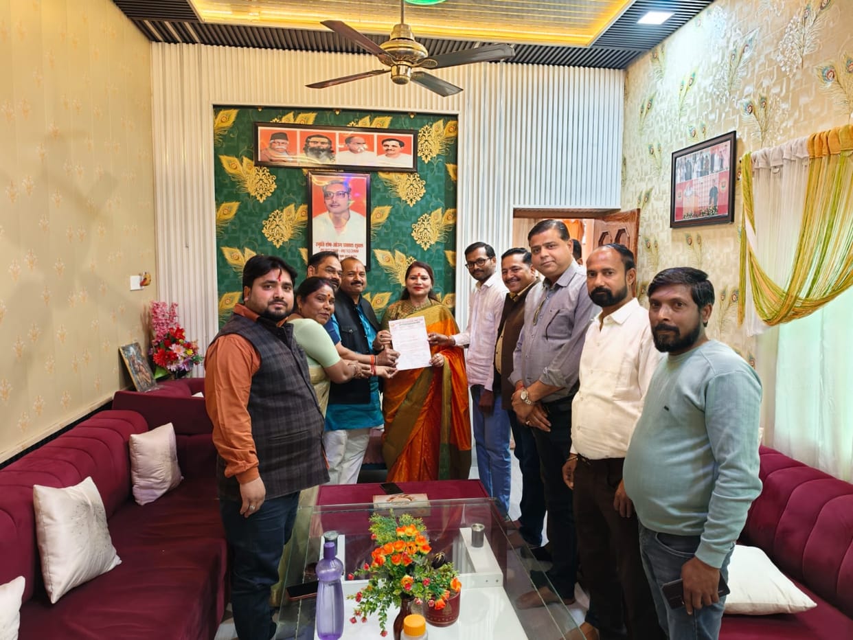 The Chamber of Commerce started a signature campaign demanding a direct train from Orai to Delhi.