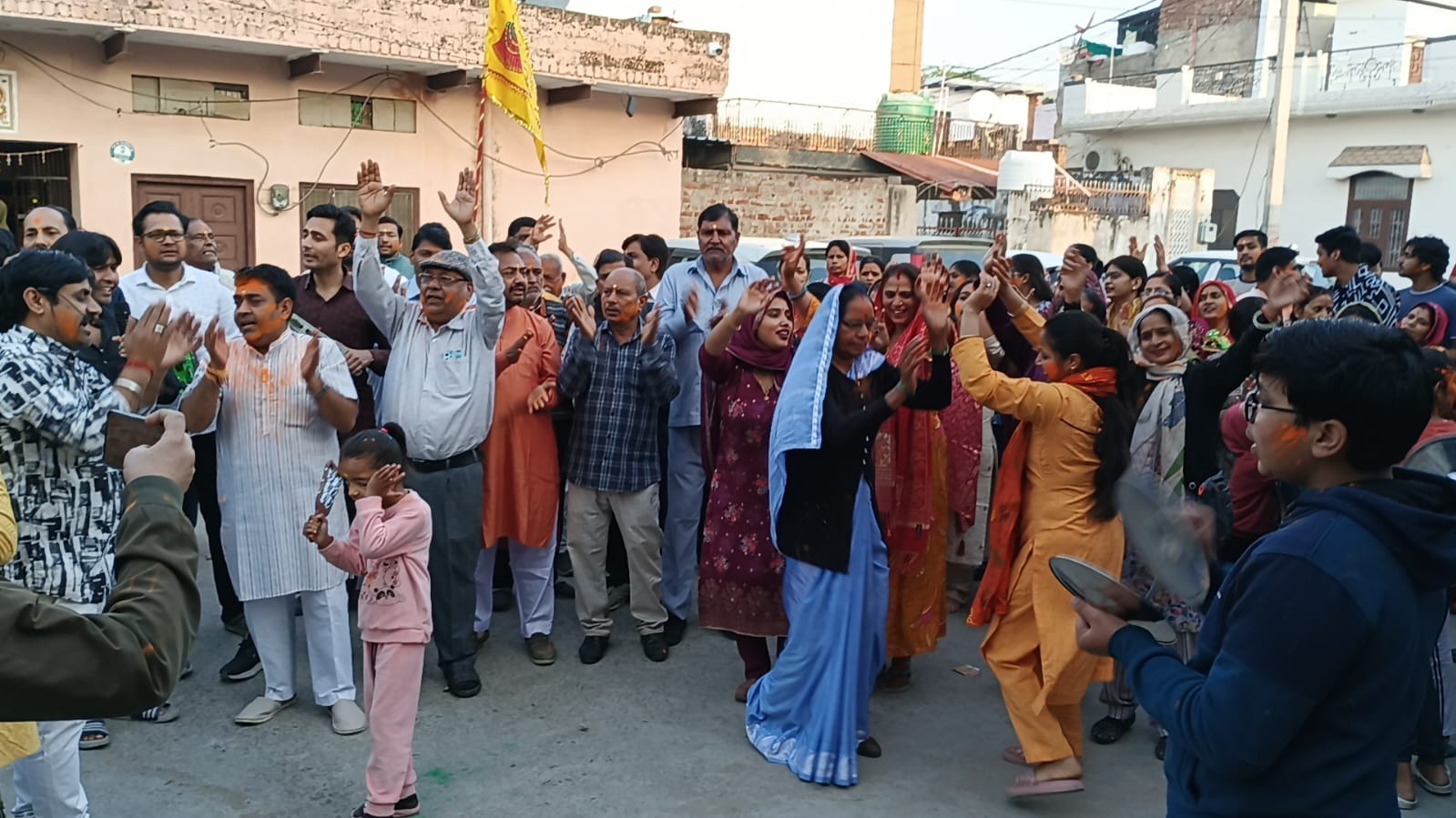 The Prabhat Ferry organization took out a Prabhat Ferry, and chants of Radhey-Radhey resonated.