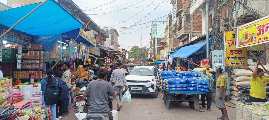 Barricading fails, people struggle with traffic jams in the market during the festival