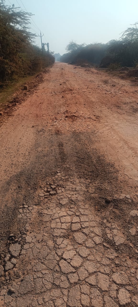 The road from Dudhdhara to Garhi Tal is in a dilapidated condition, villagers are troubled.