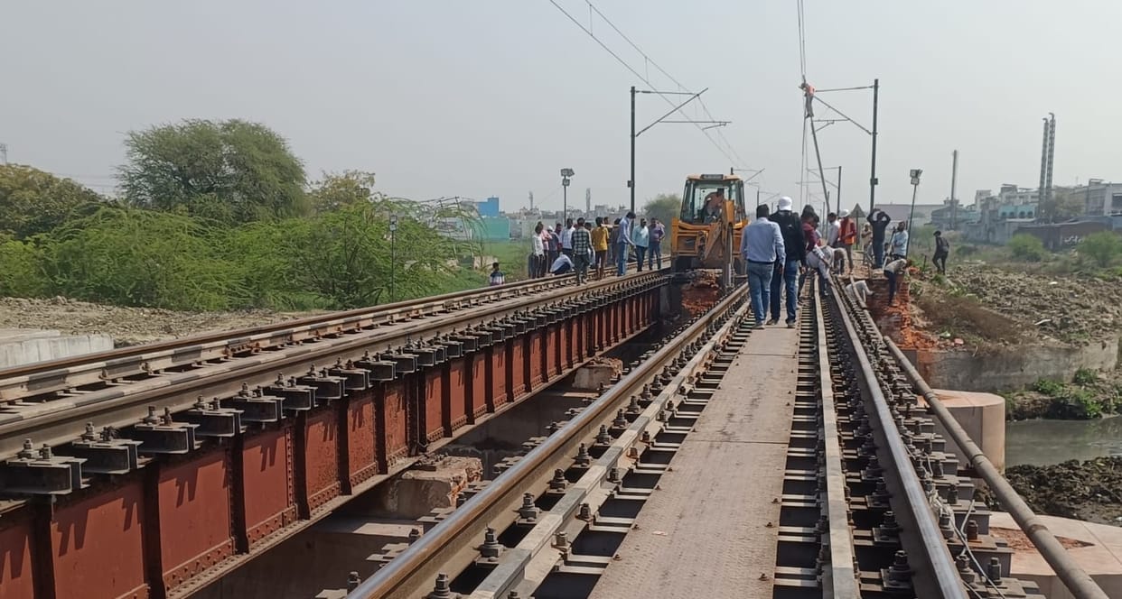 A special 9-hour block was held for the replacement of the bridge.
